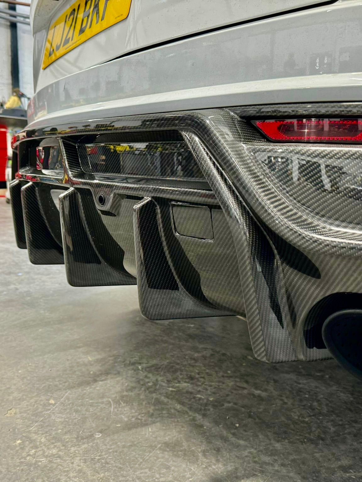 Urus Carbon Rear Diffuser – Dry Carbon Upgrade for Lamborghini Urus